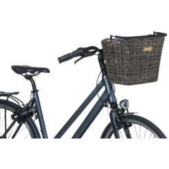 Basil Bremen Rattan Look KF Fietsmand - Voor - 27L - Dark Brown -BASIL Winkel basil bremen rattan look kf front wheel basket dark brown 6 1361381