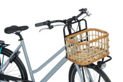 Basil Green Life Rattan Fietsmand Medium - Natural Brown -BASIL Winkel basil green life rattan fahrrradkorb medium vorne c 885687
