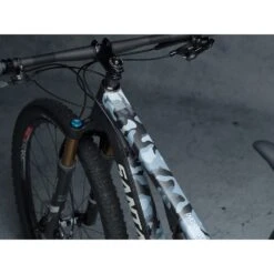 DYEDBRO Beschermfolie Voor Het Frame - Camo - White Gloss -BASIL Winkel dyedbro frame protection kit camo white gloss 5 1493632