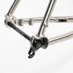 Falkenjagd Aristos GTS SpeedGravel - Titan Frameset - 2023 - Zwart/titanium -BASIL Winkel falkenjagd aristos gts gravel titanium frameset 2023 10 1560849