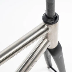 Falkenjagd Aristos GTS SpeedGravel - Titan Frameset - 2023 - Zwart/titanium -BASIL Winkel falkenjagd aristos gts gravel titanium frameset 2023 11 1560850