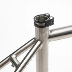 Falkenjagd Aristos GTS SpeedGravel - Titan Frameset - 2023 - Zwart/titanium -BASIL Winkel falkenjagd aristos gts gravel titanium frameset 2023 3 1560842