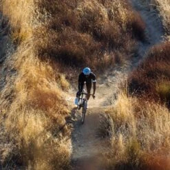 Giro Helios Spherical MIPS Helmet - Matte White / Silver Fade -BASIL Winkel giro helios spherical gravel helmet lifestyle specs 904450