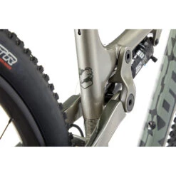Kona HEI HEI CR/DL - 29" Carbon Mountain Bike - 2023 - Gloss Metallic Grey -BASIL Winkel kona hei hei cr dl 10 1367806
