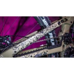 Muc-Off Chainstay Protection Kit - Punk 13 Muc-Off Chainstay Protection Kit - Punk -BASIL Winkel muc off chainstay protection kit punk 2 1290036