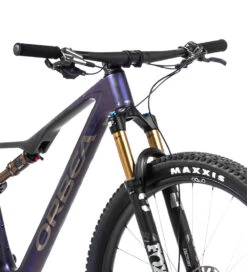 Orbea OIZ H10 XT Mountainbike - 2023 - Moondust Blue - Orange (matt) -BASIL Winkel n234ttcc oreba n3 side oiz h10 blue bsp2 1428895