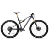 Orbea OIZ M-TEAM XTR Mountainbike - 2023 - Tanzanite Carbon - Carbon (matt) -BASIL Winkel n245ttcc mp side oreba oiz m teamcarbon 1439015