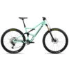 Orbea OCCAM M10 XT Mountainbike - 2023 - Ice Green - Jade Green Carbon (gloss) -BASIL Winkel n262ttcc lt side orbea occam m10 1409995