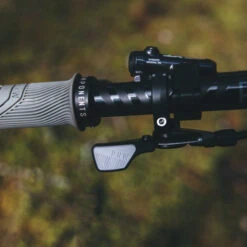 PNW Components Loam Remote Lever For Dropper Seatpost | I-Spec II - Black/cement Grey -BASIL Winkel pnw components loam lever cement grey mounted 1237796