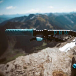 PNW Components Loam Remote Lever For Dropper Seatpost | I-Spec II - Black/cement Grey -BASIL Winkel pnw components loam lever seafoam teal mounted 1237794